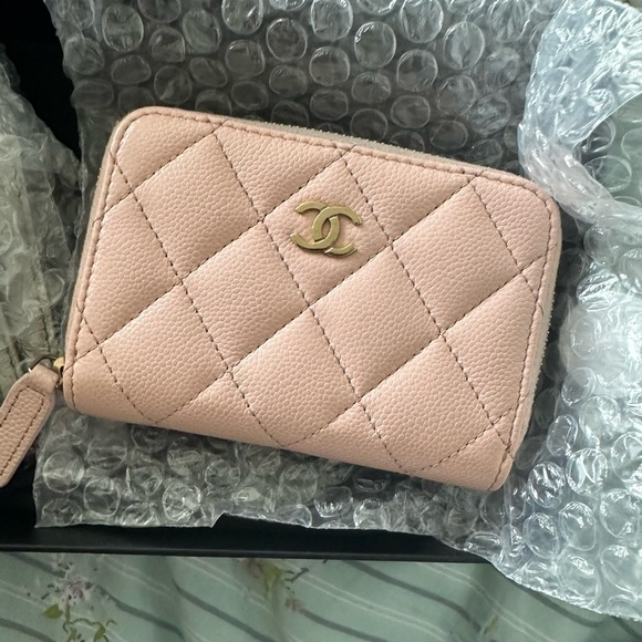 Chanel quilted lambskin zip around coin pouch - Picture 9 of 9